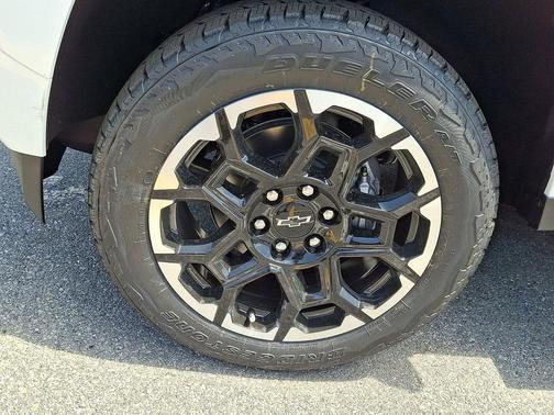 Summit White 2026 Chevrolet Colorado Z71