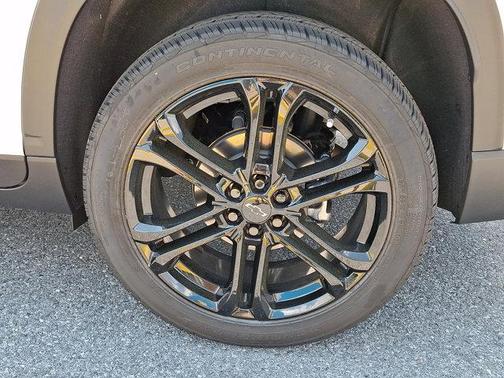 Summit White 2026 Chevrolet Traverse LT