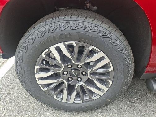 Radiant Red Tintcoat 2026 Chevrolet Suburban Z71, 4WD