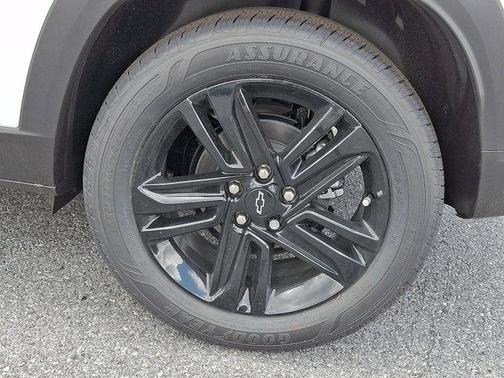Summit White 2026 Chevrolet Trax FWD ACTIV