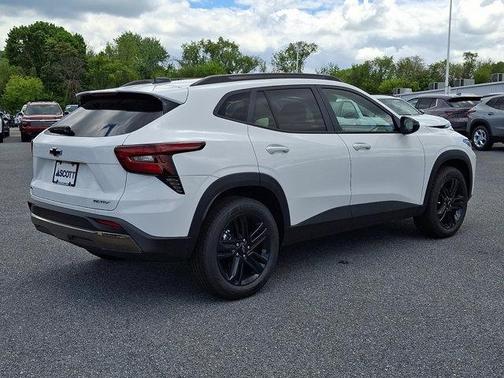 Summit White 2026 Chevrolet Trax FWD ACTIV