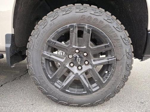 White Sands 2026 Chevrolet Silverado 1500 Custom Trail Boss