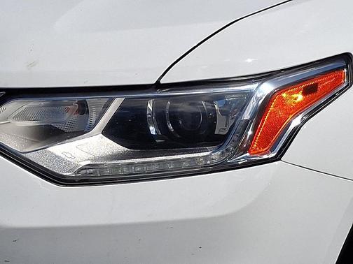 Summit White 2018 Chevrolet Traverse LT Cloth