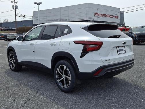 Summit White 2026 Chevrolet Trax FWD 1RS