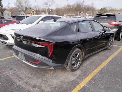 Aurora Black Pearl 2025 Kia K4 LXS