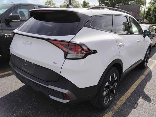 Glacial White Pearl 2023 Kia Sportage X-Line