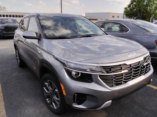 Steel Gray 2024 Kia Seltos LX