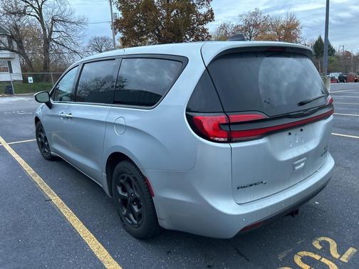 2023 Chrysler Pacifica Hybrid Touring L