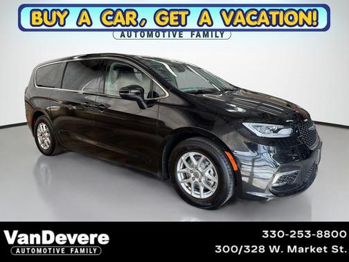 Brilliant Black Crystal Pearlcoat 2023 Chrysler Pacifica Touring L