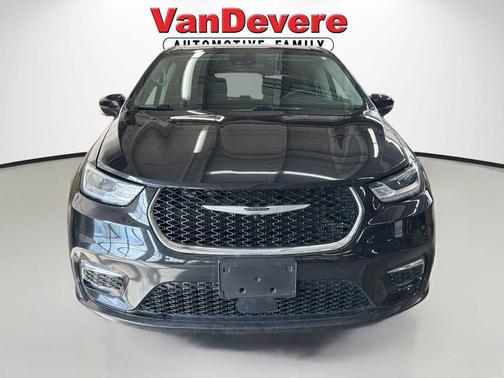 Brilliant Black Crystal Pearlcoat 2023 Chrysler Pacifica Touring L