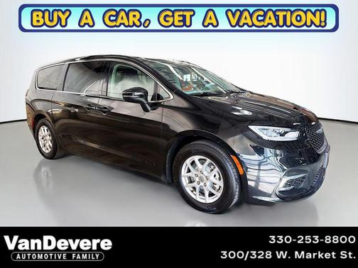 Brilliant Black Crystal Pearlcoat 2023 Chrysler Pacifica Touring L