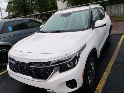 Snow White Pearl 2024 Kia Seltos S