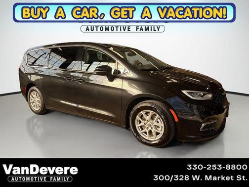 Brilliant Black Crystal Pearlcoat 2023 Chrysler Pacifica Touring L