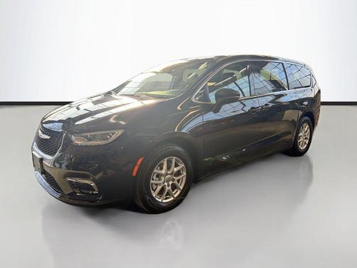 Brilliant Black Crystal Pearlcoat 2023 Chrysler Pacifica Touring L