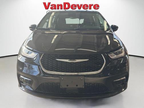 Brilliant Black Crystal Pearlcoat 2023 Chrysler Pacifica Touring L