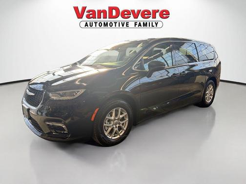 Brilliant Black Crystal Pearlcoat 2023 Chrysler Pacifica Touring L