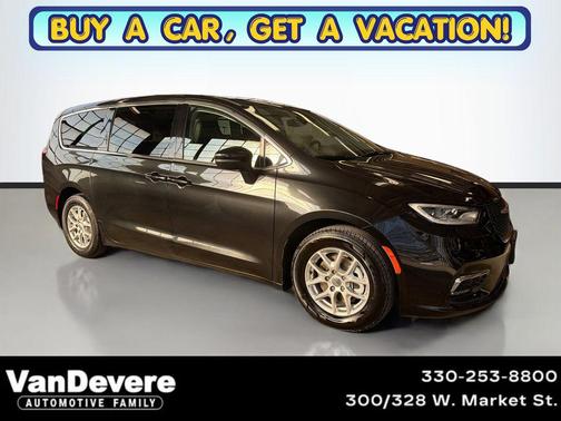 Brilliant Black Crystal Pearlcoat 2023 Chrysler Pacifica Touring L