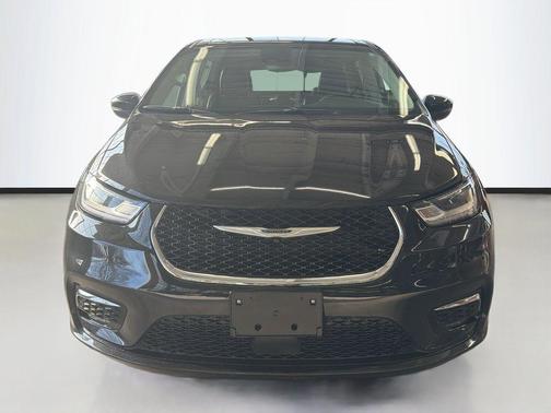 Brilliant Black Crystal Pearlcoat 2023 Chrysler Pacifica Touring L