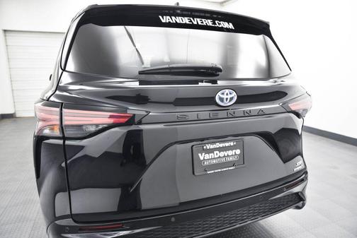 2021 Toyota Sienna XSE 7 Passenger
