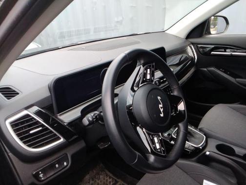 Fusion Black 2024 Kia Seltos S