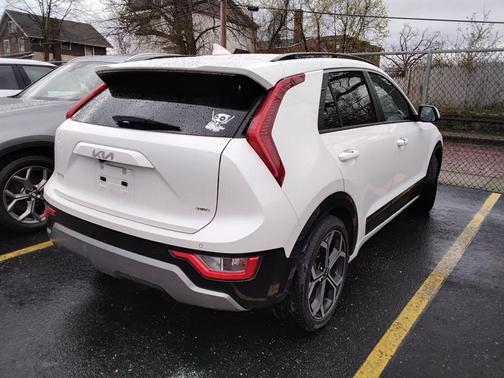 Snow White Pearl 2023 Kia Niro Touring
