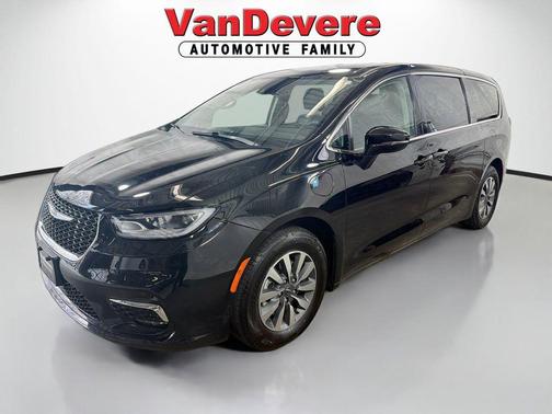 Diamond Black Crystal Pearlcoat 2024 Chrysler Pacifica Hybrid Select