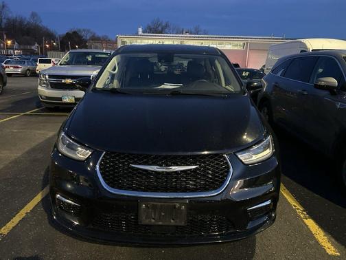 Diamond Black Crystal Pearlcoat 2024 Chrysler Pacifica Hybrid Select