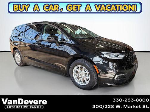 Brilliant Black Crystal Pearlcoat 2023 Chrysler Pacifica Touring L