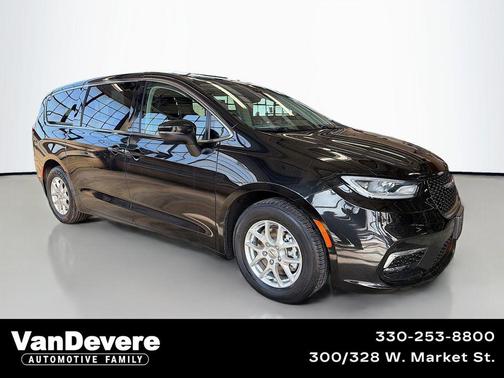 Brilliant Black Crystal Pearlcoat 2023 Chrysler Pacifica Touring L