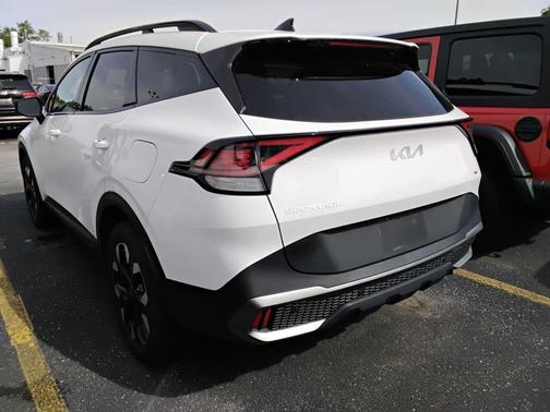 Glacial White Pearl 2023 Kia Sportage X-Line
