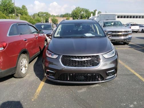 Brilliant Black Crystal Pearlcoat 2021 Chrysler Pacifica Touring