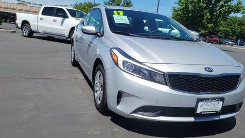Photo 2 of 31 of 2017 Kia Forte LX