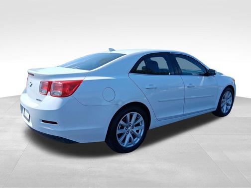 White 2013 Chevrolet Malibu 2LT