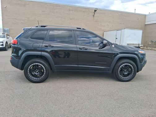 Brilliant Black Crystal Pearlcoat 2016 Jeep Cherokee Trailhawk