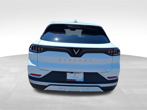 Brahminy White 2025 VinFast VF 8 Plus