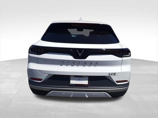 2025 VinFast VF 8 Eco