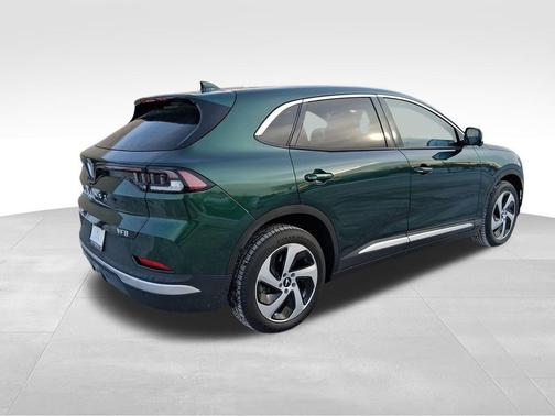 2025 VinFast VF 8 Eco