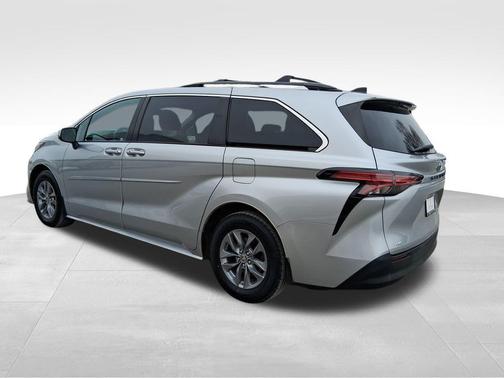 2022 Toyota Sienna LE