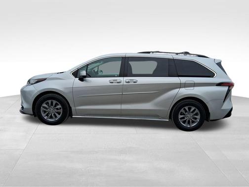 2022 Toyota Sienna LE