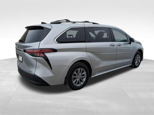 2022 Toyota Sienna LE