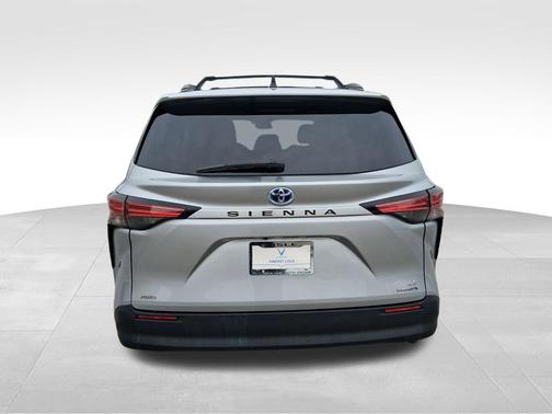 2022 Toyota Sienna LE