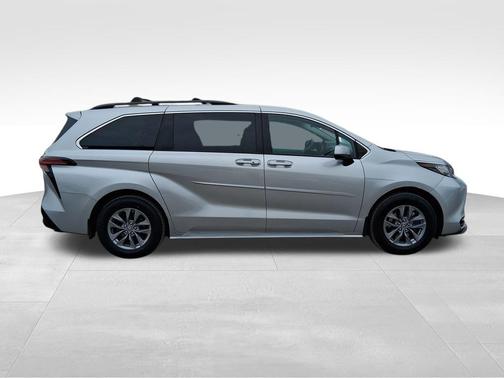 2022 Toyota Sienna LE