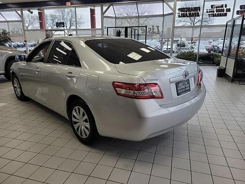Photo 4 of 25 of 2011 Toyota Camry LE