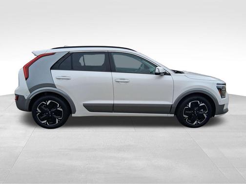 Snow White Pearl 2023 Kia Niro EV Wave