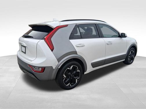 Snow White Pearl 2023 Kia Niro EV Wave