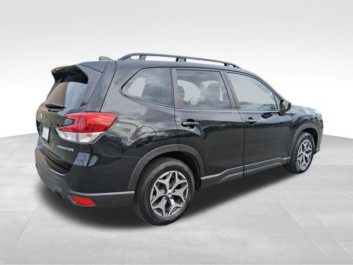 Crystal Black Silica 2023 Subaru Forester Premium