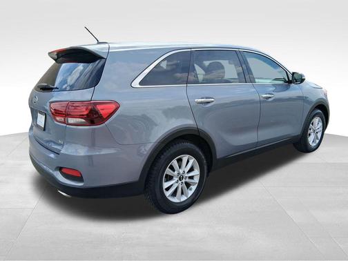 Everlasting Silver 2020 Kia Sorento LX