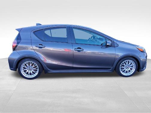 Magnetic Gray Metallic 2018 Toyota Prius c Four