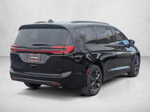 Diamond Black Crystal Pearlcoat 2026 Chrysler Pacifica L