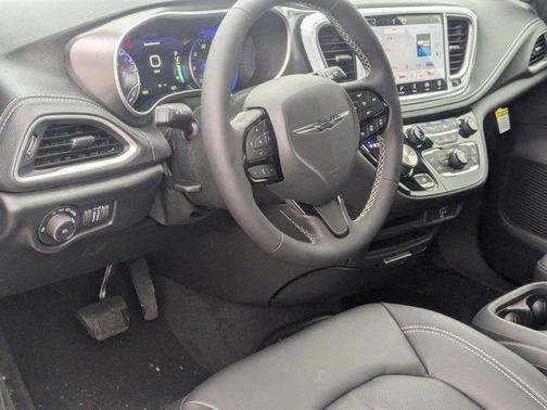 Diamond Black Crystal Pearlcoat 2026 Chrysler Pacifica L